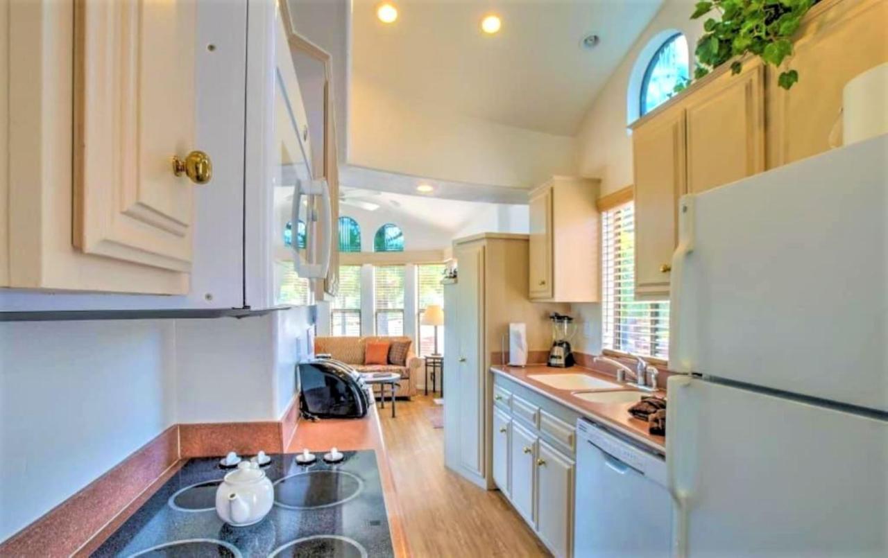 Sedona Pines Resort Εξωτερικό φωτογραφία A typical kitchen in a park model