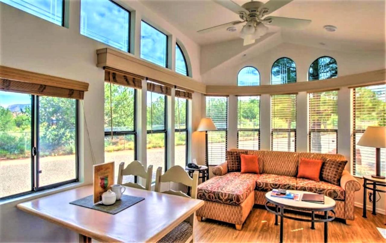 Sedona Pines Resort Εξωτερικό φωτογραφία A living room in a typical home