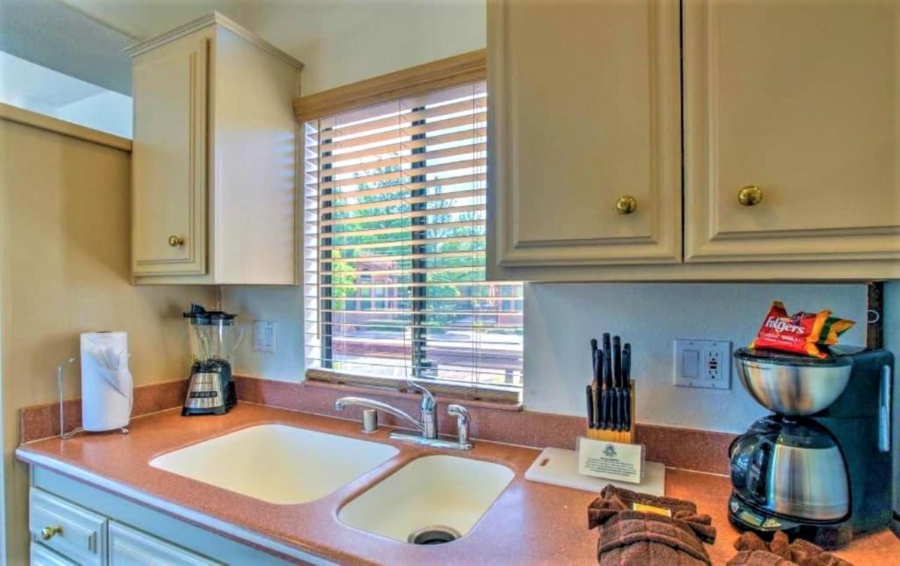 Sedona Pines Resort Εξωτερικό φωτογραφία A kitchen with a double sink