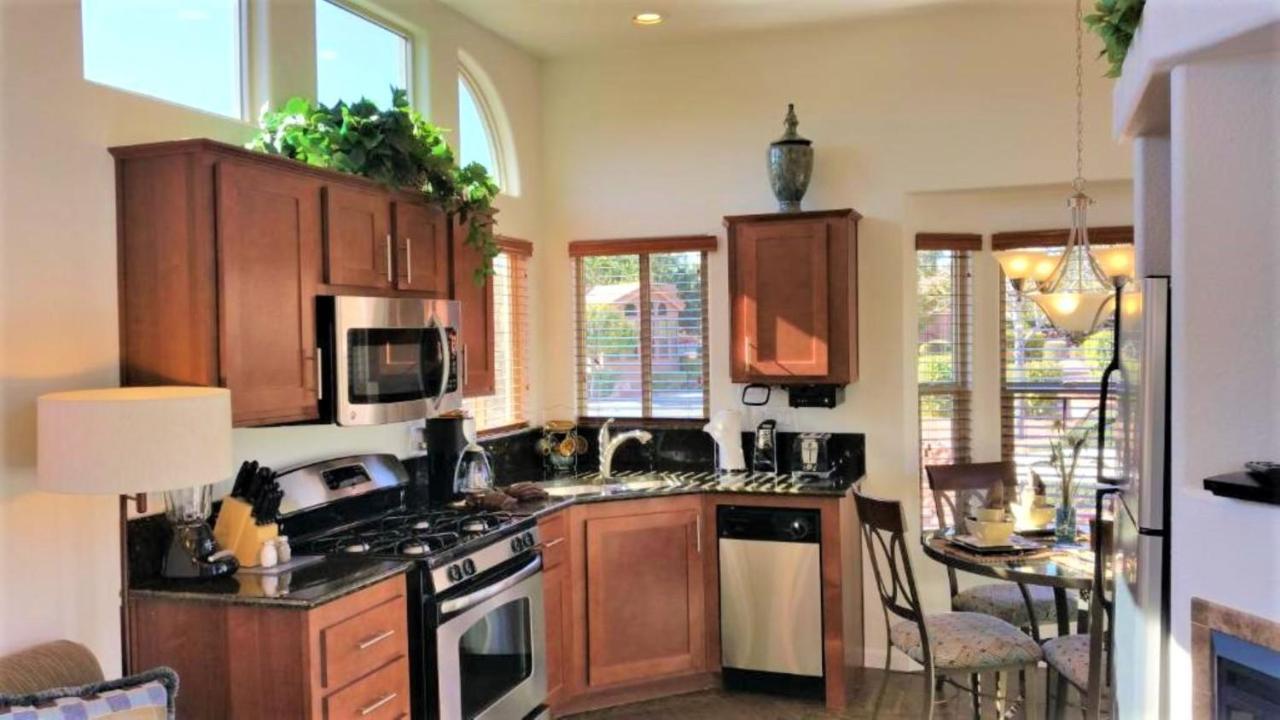 Sedona Pines Resort Εξωτερικό φωτογραφία A kitchen in a typical American home