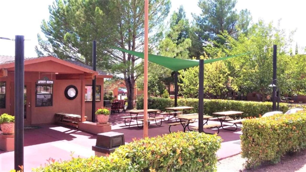 Sedona Pines Resort Εξωτερικό φωτογραφία The patio at the 2009-2010 location