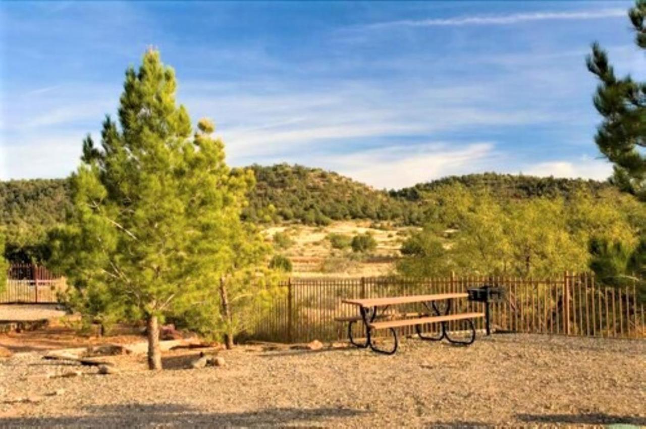 Sedona Pines Resort Εξωτερικό φωτογραφία Picnic tables at the campground